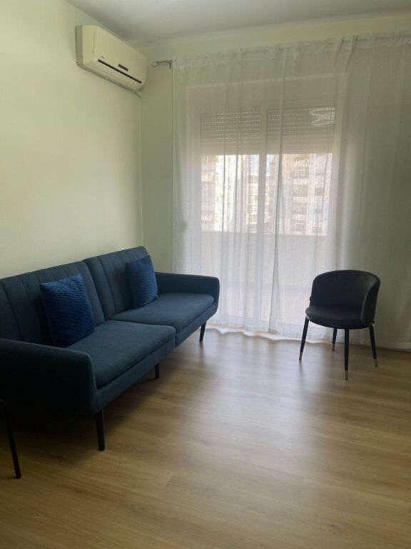🏢Komuna e Parisit,prane Pasticeri Nefeli 2 jepet me qera apartament 1+1,i mobiluar 600Euro
