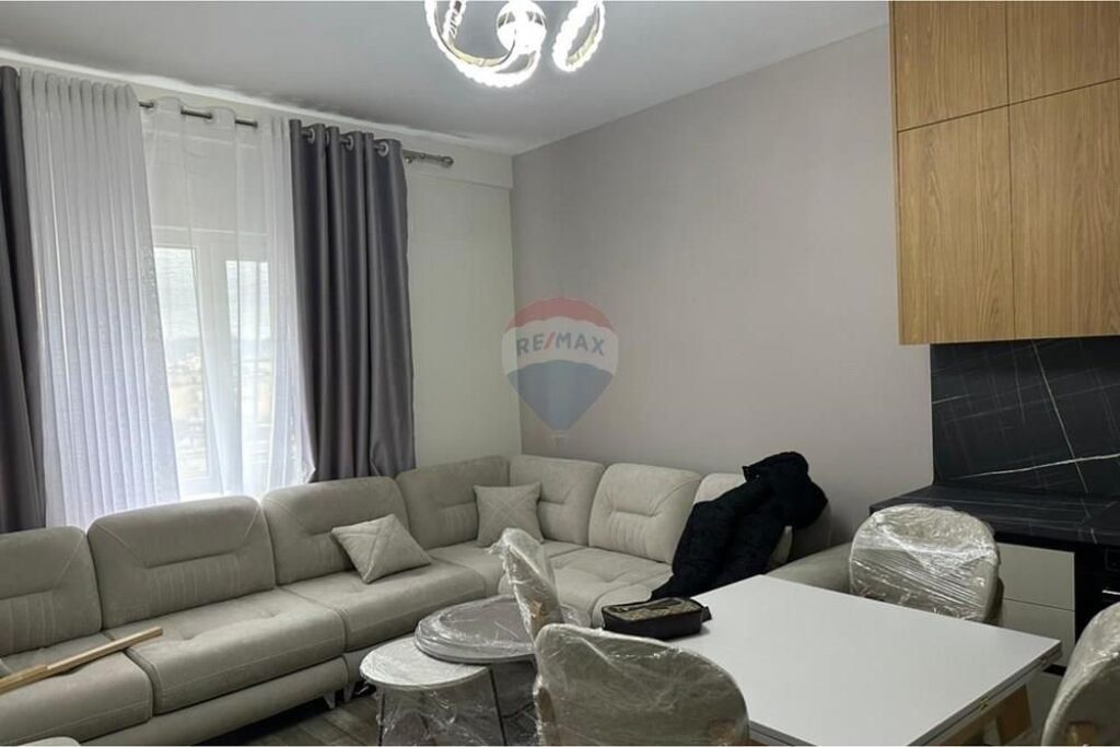 Zogu i Zi, Japim me Qira Apartament 1+1 + Post Parkimi.
