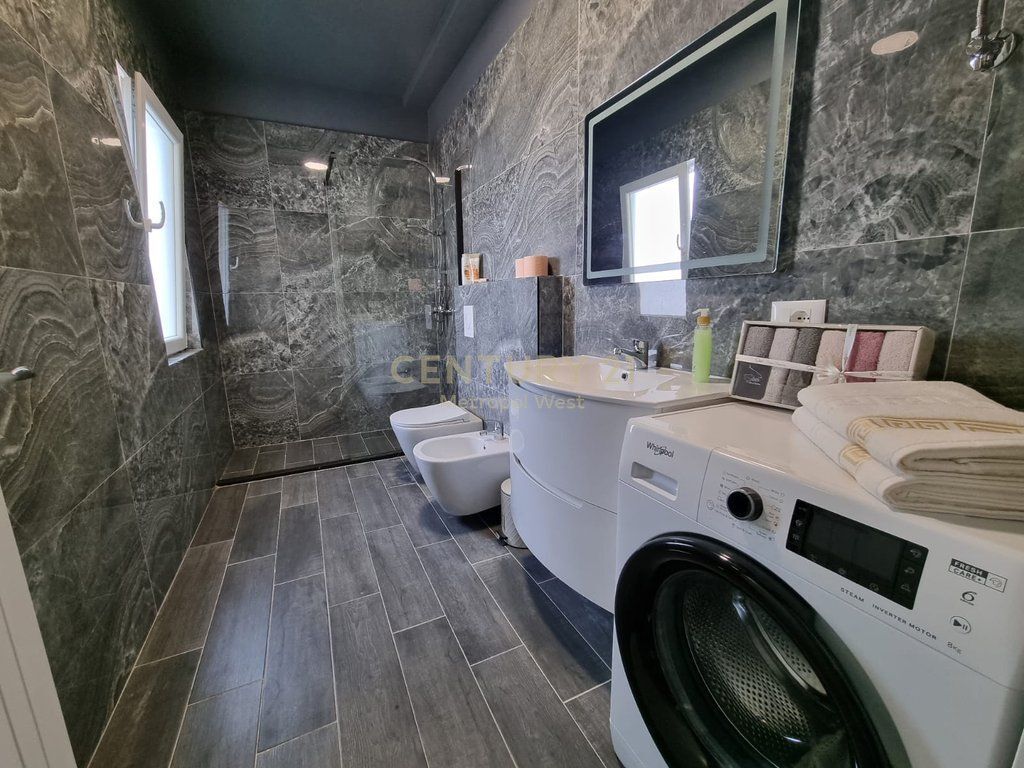 Apartament luksoz 1+1 per shitje prane Qendres