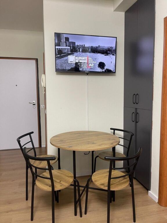 🏢Komuna e Parisit,prane Pasticeri Nefeli 2 jepet me qera apartament 1+1,i mobiluar 600Euro