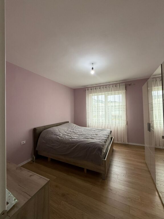 Jepet Apartament 2+1 me qera tek liqeni thate!