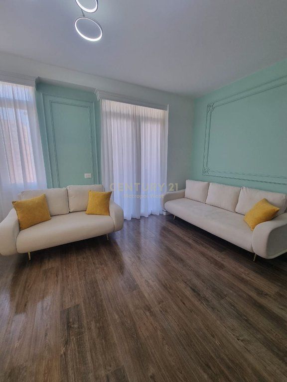 Apartament luksoz 1+1 per shitje prane Qendres