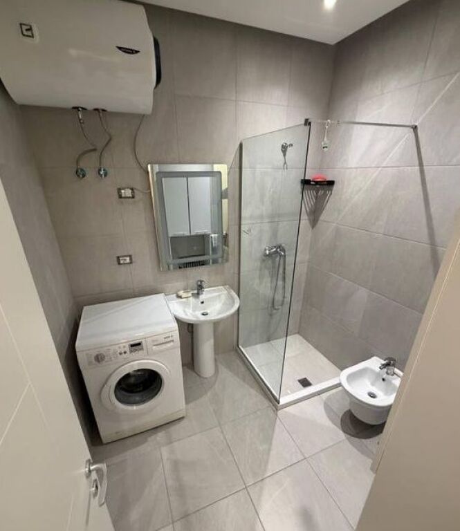 Shitet apartament 2+1+2+post parkimi ne Ali Dem