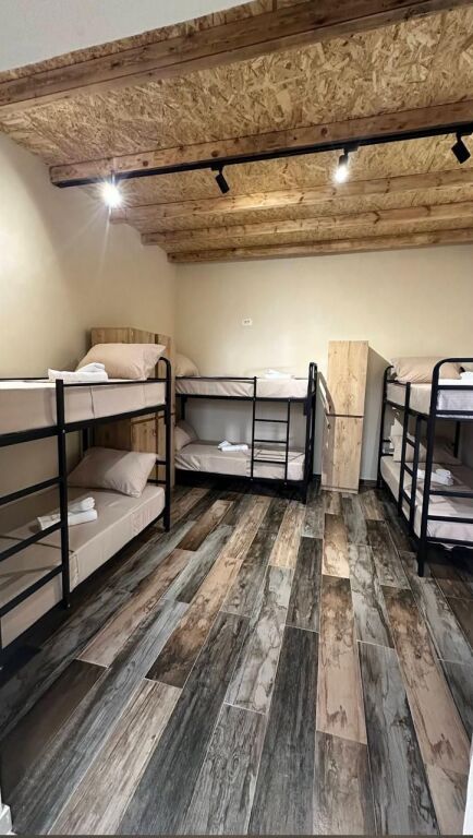 JEPET HOSTEL ME QERA 300 M2 MYSLYM SHYRI 5.000 EURO