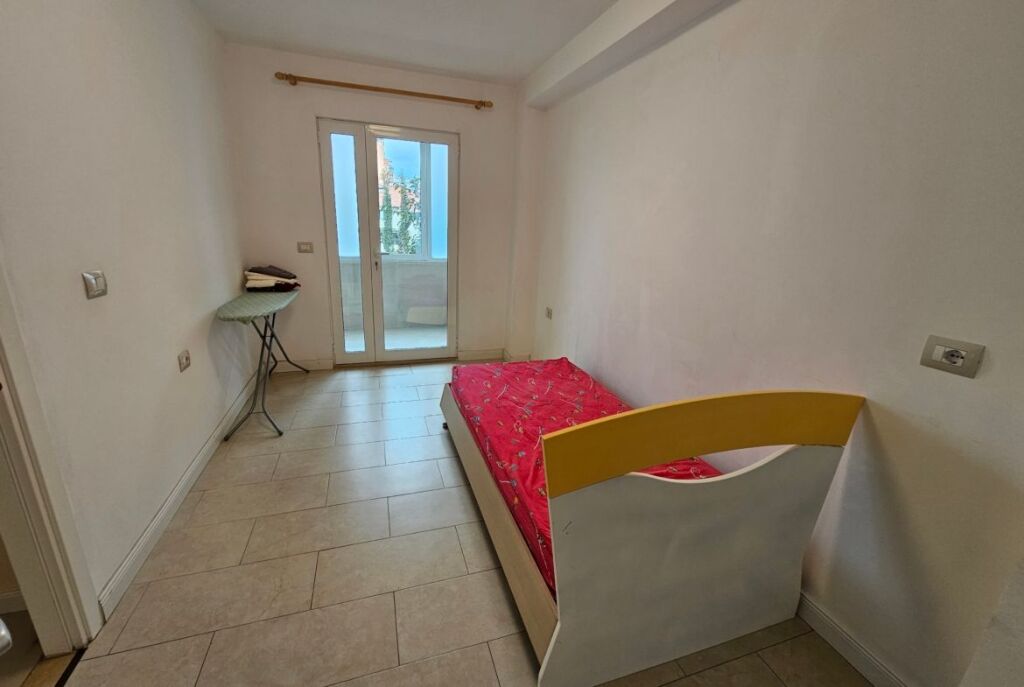 Tek Shallvaret Jepet Me Qira Apartament 2+1 I Mobiluar!