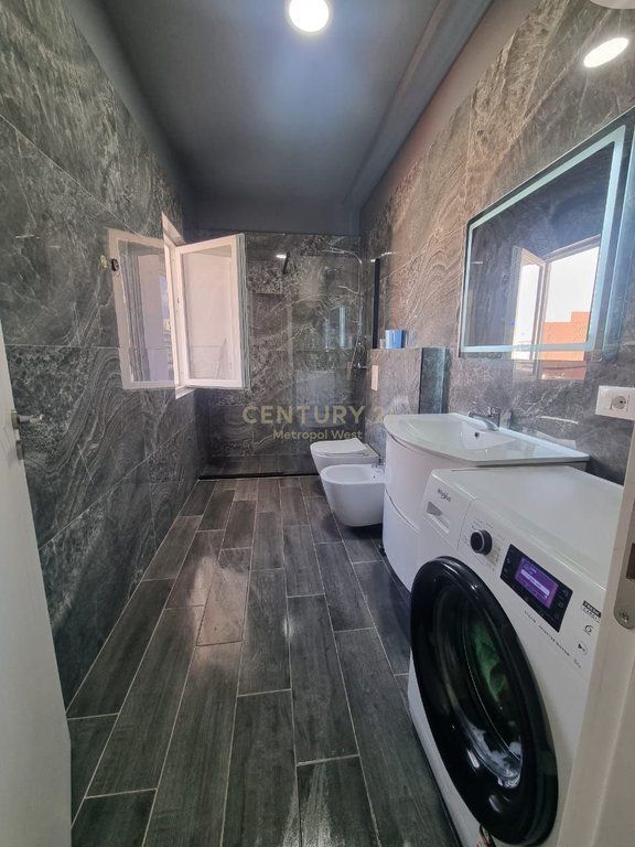 Apartament luksoz 1+1 per shitje prane Qendres