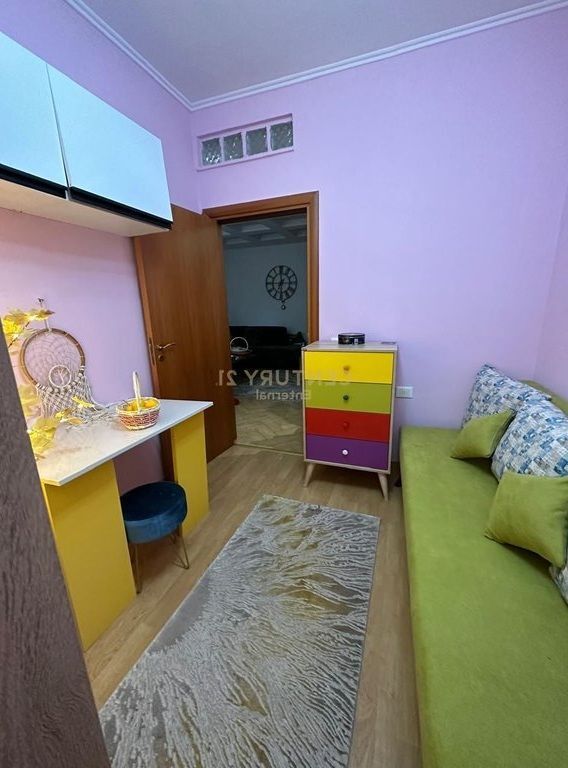 Jepet me qera Apartament 2+1 ne Qender