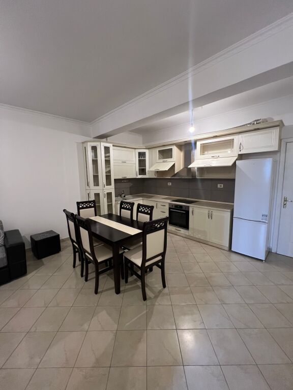 Jepet me qera 2+1+3 ballkon ne selit qender