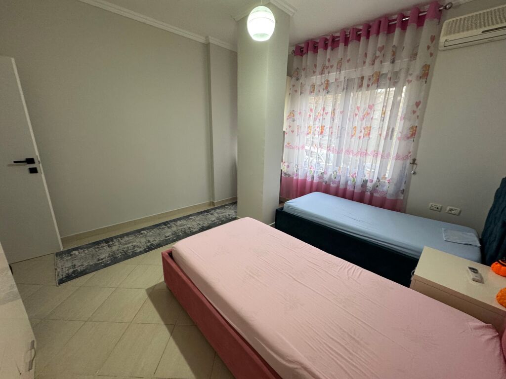 Appartamento 2+1 in affitto 📍 Kodra e Diellit, vicino a Eleonora 🏢 1° piano, edificio nuovo con ascensore 🛋️ Completamente arredato con mobili moderni 💶 Prezzo: 600 € / mese