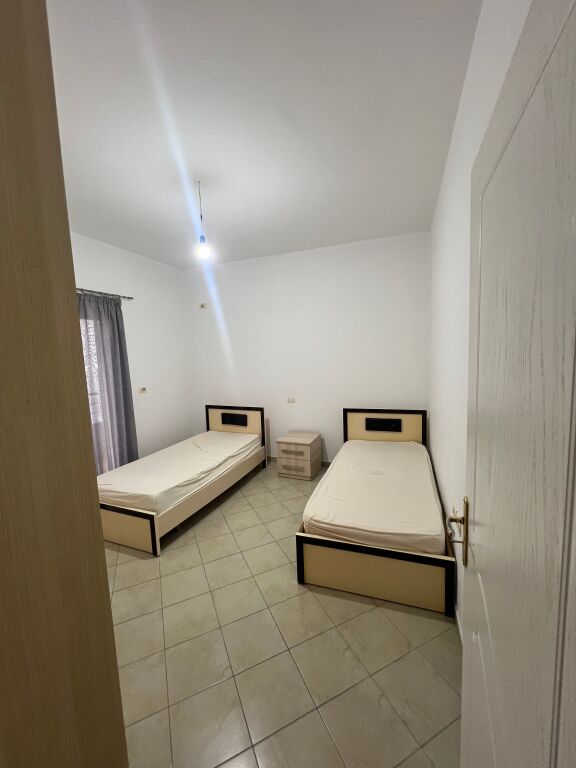 Jepet me qera 2+1+3 ballkon ne selit qender