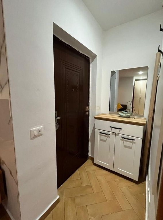 Jepet me qera Apartament 2+1 ne Qender