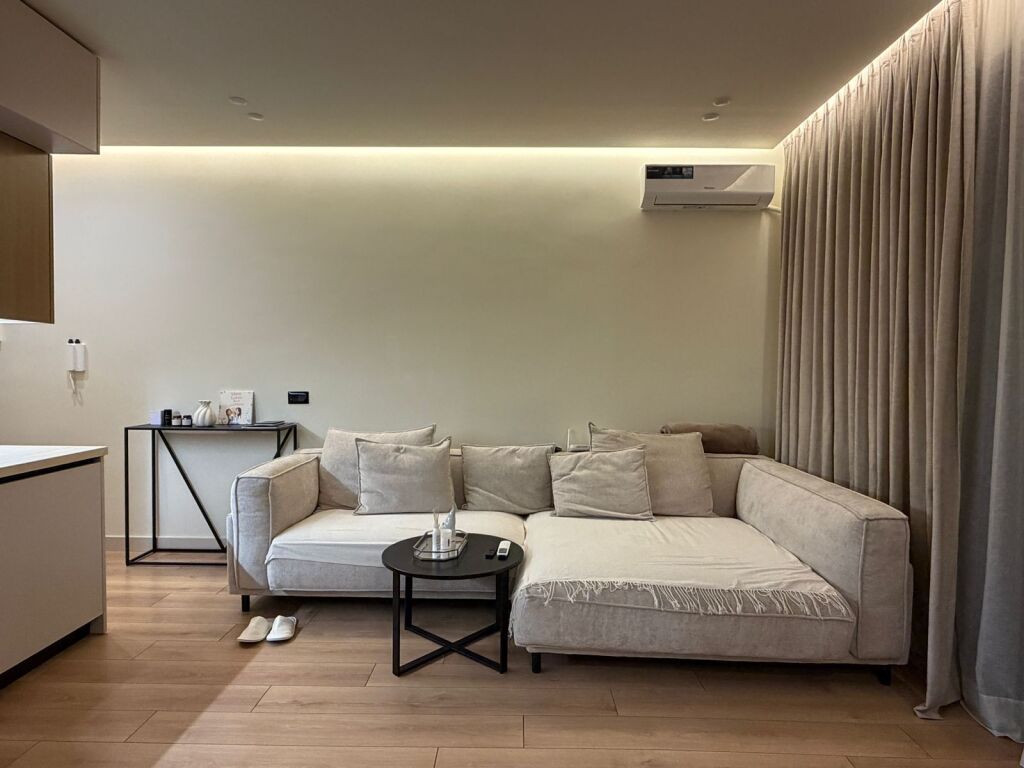 Jepet Me Qira : Ultra Apt. 2+1 &amp; 1 Bllk (📍Liqeni Artificial - Rr. Kosovarëve ) ✨️ Hera e parë me qera / 100% e re ✨️ 1600€ / Muaj 💶💶