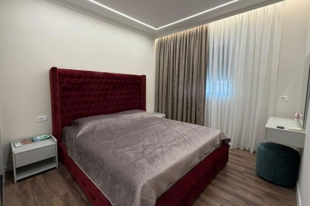 Apartament 1+1+Post Parkimi Me Qira Tek Pazari i Ri