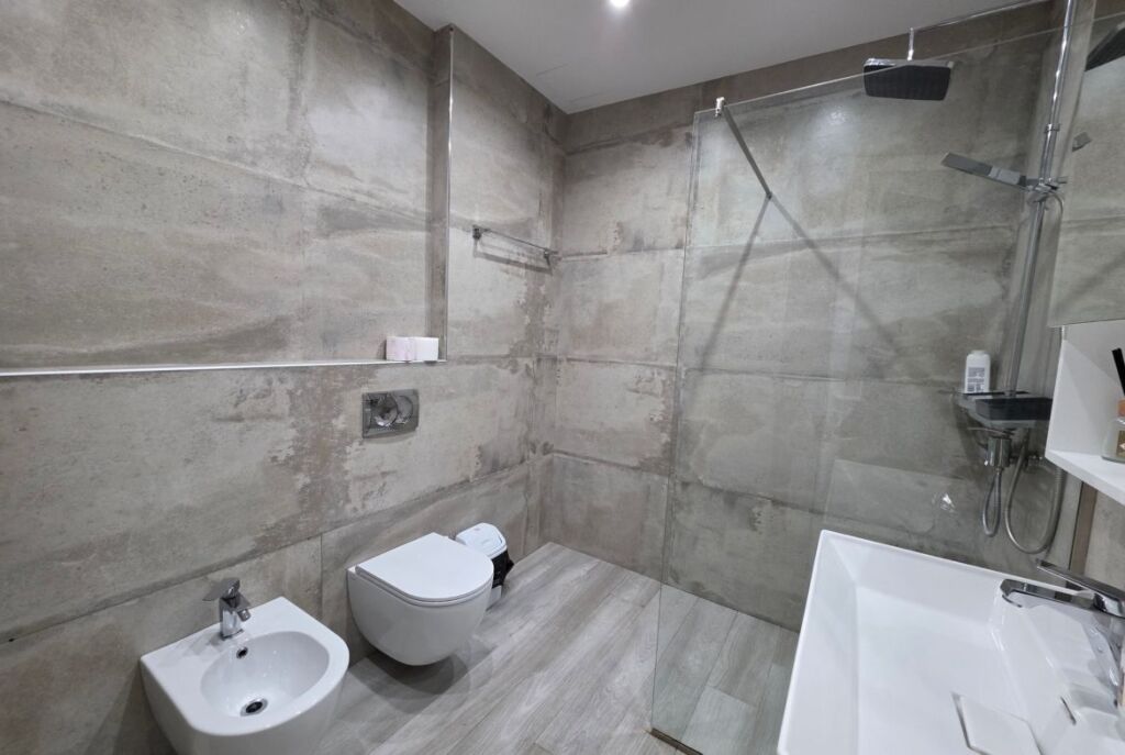 Tek Rruga Barrikadave Shitet Apartament Me Cmim Okazion 2290€/m²!