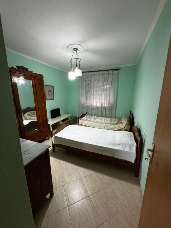Jepet me Qira Apartament 3+2+1 📍 Pranë Shkollës “Petro Nini Luarasi” !