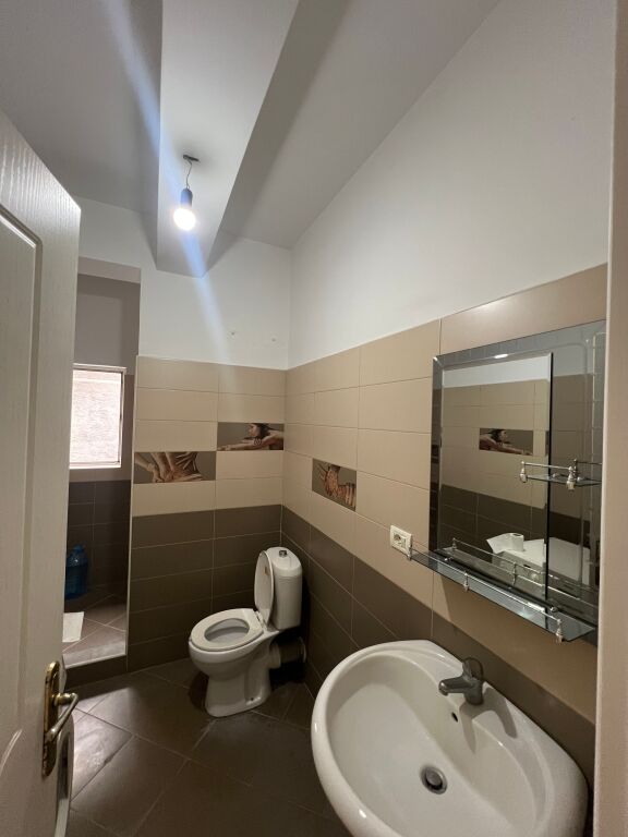 Jepet me qera 2+1+3 ballkon ne selit qender