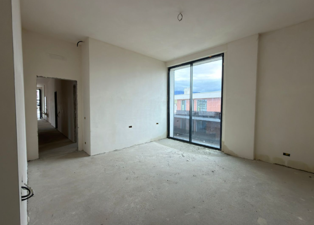 :  🏡 Penthouse 3+1+2 me Verandë &amp; 3 Poste Parkimi – Tulipan Residence, TEG