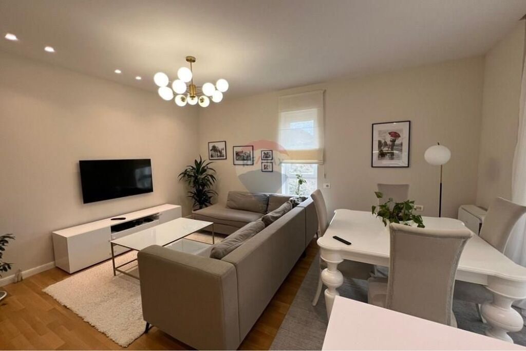 Japim Apartament 2+1 te Kopshti Botanik prane Xhamise .