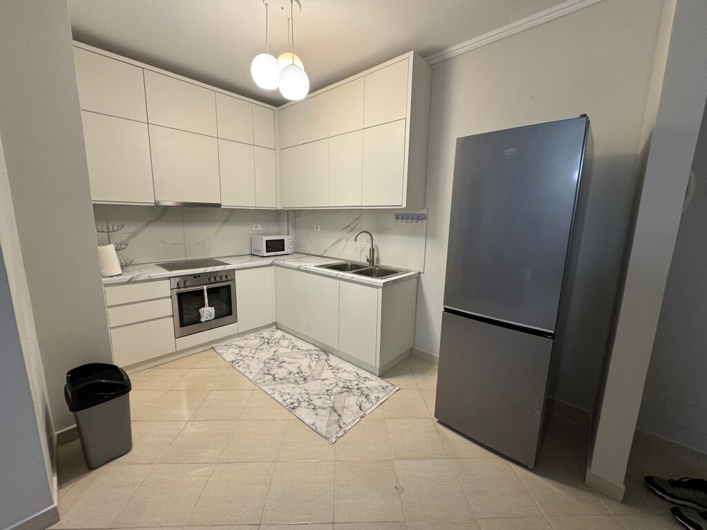 Appartamento 2+1 in affitto 📍 Kodra e Diellit, vicino a Eleonora 🏢 1° piano, edificio nuovo con ascensore 🛋️ Completamente arredato con mobili moderni 💶 Prezzo: 600 € / mese