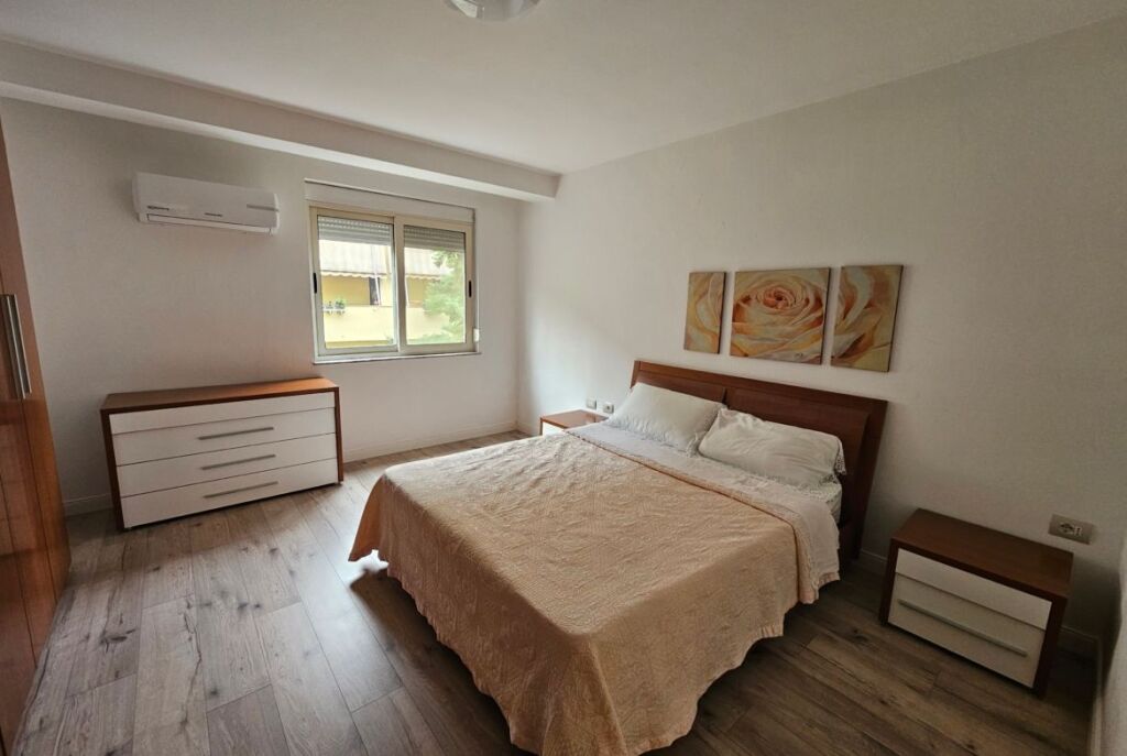 Tek Shallvaret Jepet Me Qira Apartament 2+1 I Mobiluar!