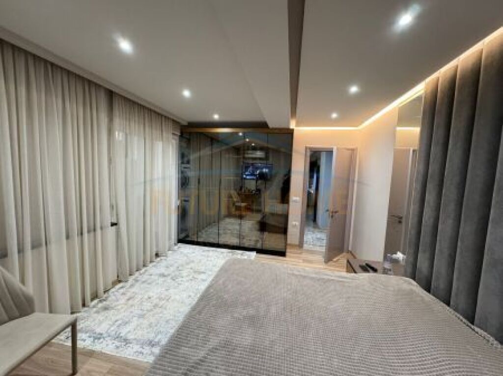 Shiten,2 apartamente 1+1/2+1,Rruga Isa Boletini