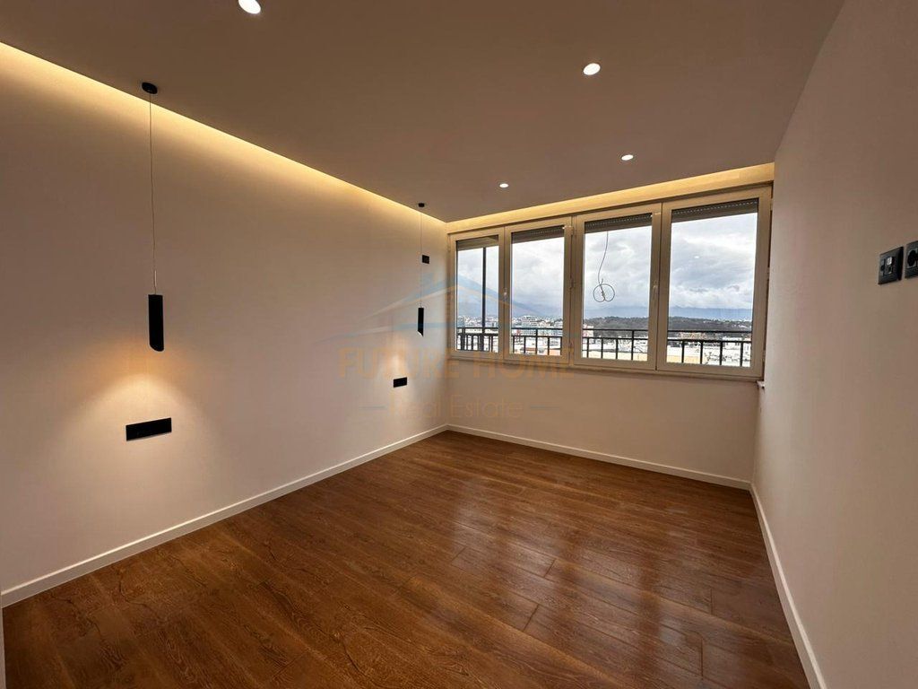 VENDO APPARTAMENTO 2+1+2 PRESSO IL COMUNE DI PARIGI 250.000 EURO