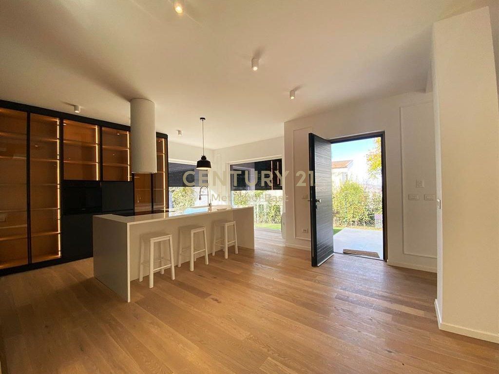 Vilë për Qira tek " Long Hill " Residence 3,000 € /Muaj