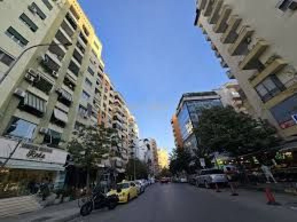 Shitet, Apartament 2+1+2, Komuna e Parisit, Tirane