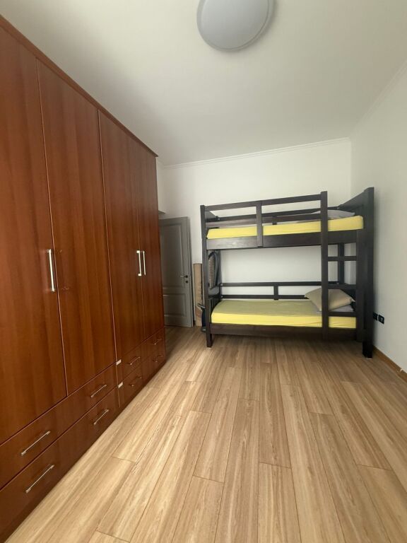 Rruga Durrësit Jepet Apartament 2+1 Me Qera
