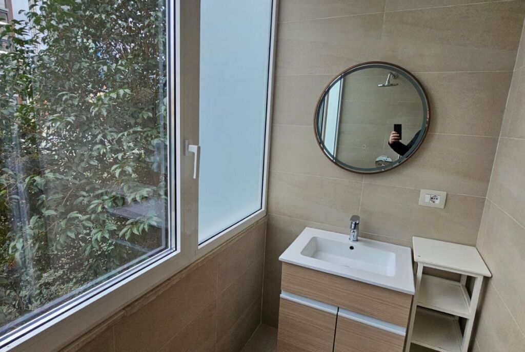 Tek Shallvaret Jepet Me Qira Apartament 2+1 I Mobiluar!