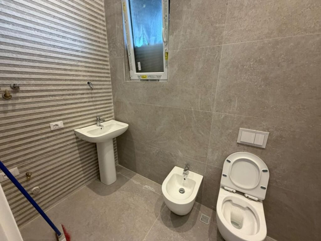 Apartament 1+1 per qira tek Komuna e Parisit.