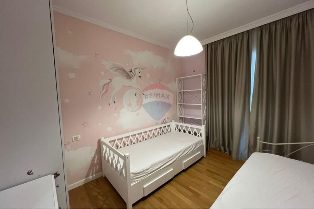 Japim Apartament 2+1 te Kopshti Botanik prane Xhamise .