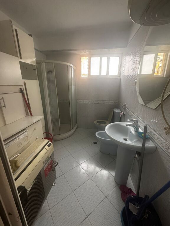 Jepet me Qira Apartament 3+2+1 📍 Pranë Shkollës “Petro Nini Luarasi” !