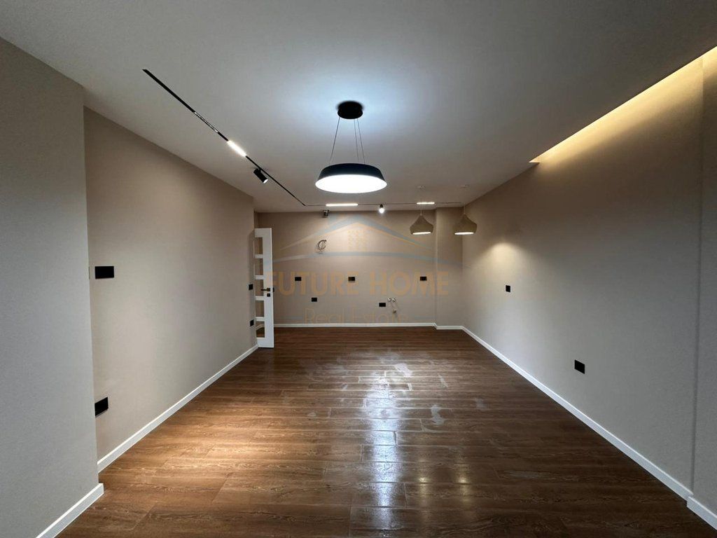 VENDO APPARTAMENTO 2+1+2 PRESSO IL COMUNE DI PARIGI 250.000 EURO