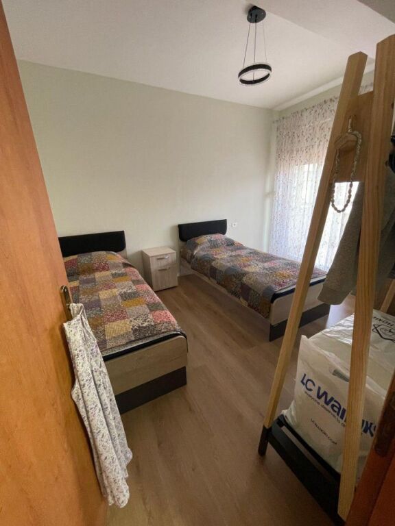 🏢Komuna e Parisit,prane Pasticeri Nefeli 2 jepet me qera apartament 1+1,i mobiluar 600Euro