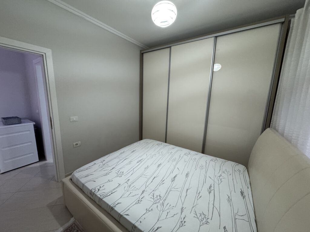 Appartamento 2+1 in affitto 📍 Kodra e Diellit, vicino a Eleonora 🏢 1° piano, edificio nuovo con ascensore 🛋️ Completamente arredato con mobili moderni 💶 Prezzo: 600 € / mese