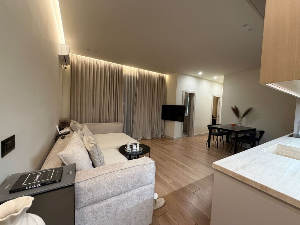 Jepet Me Qira : Ultra Apt. 2+1 &amp; 1 Bllk (📍Liqeni Artificial - Rr. Kosovarëve ) ✨️ Hera e parë me qera / 100% e re ✨️ 1600€ / Muaj 💶💶