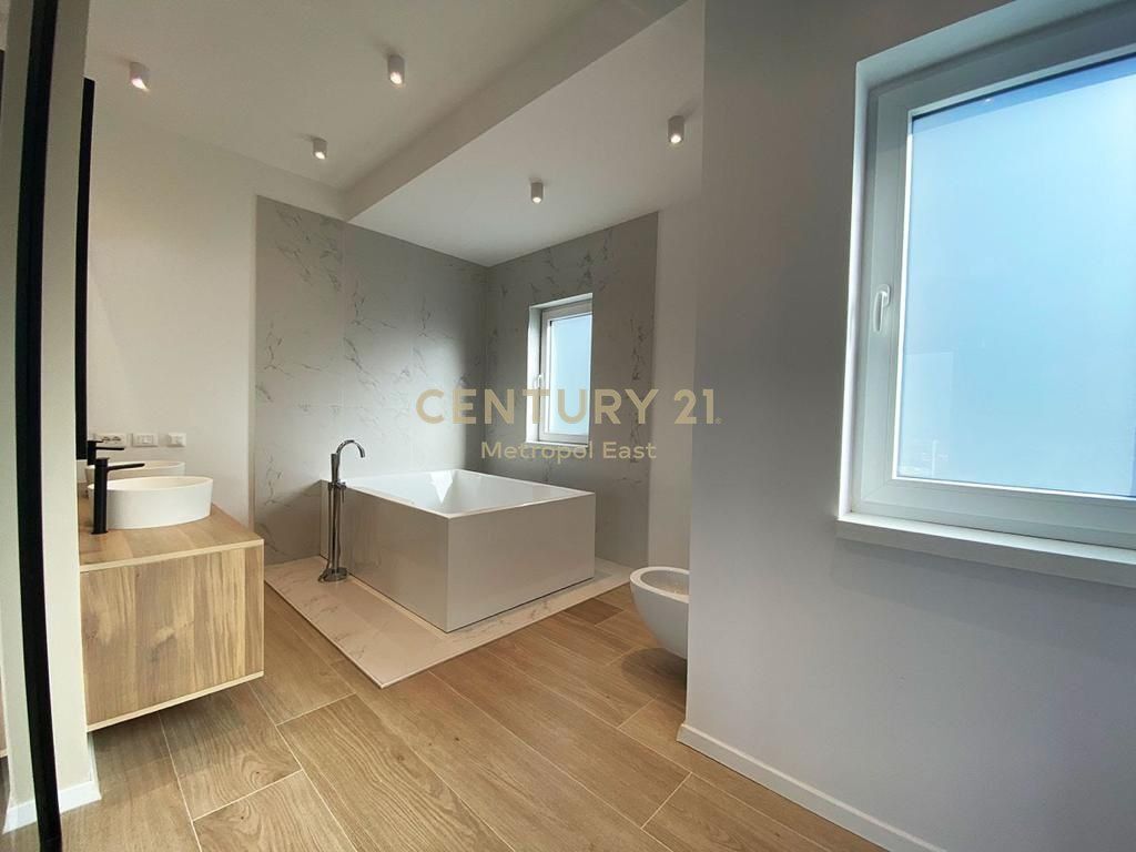 Vilë për Qira tek " Long Hill " Residence 3,000 € /Muaj