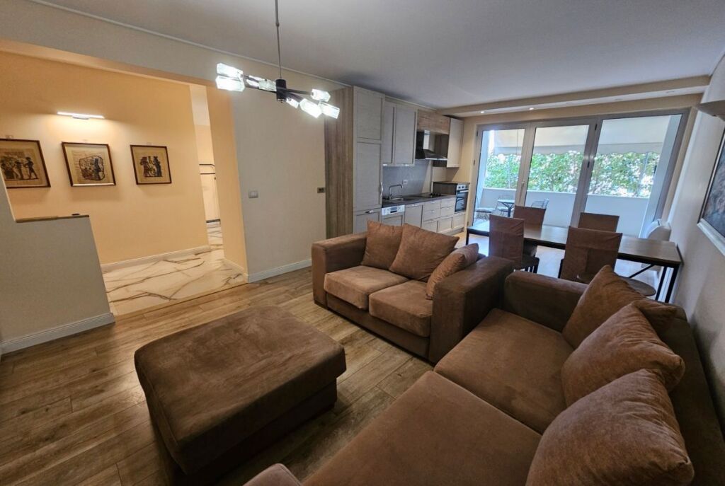 Tek Shallvaret Jepet Me Qira Apartament 2+1 I Mobiluar!