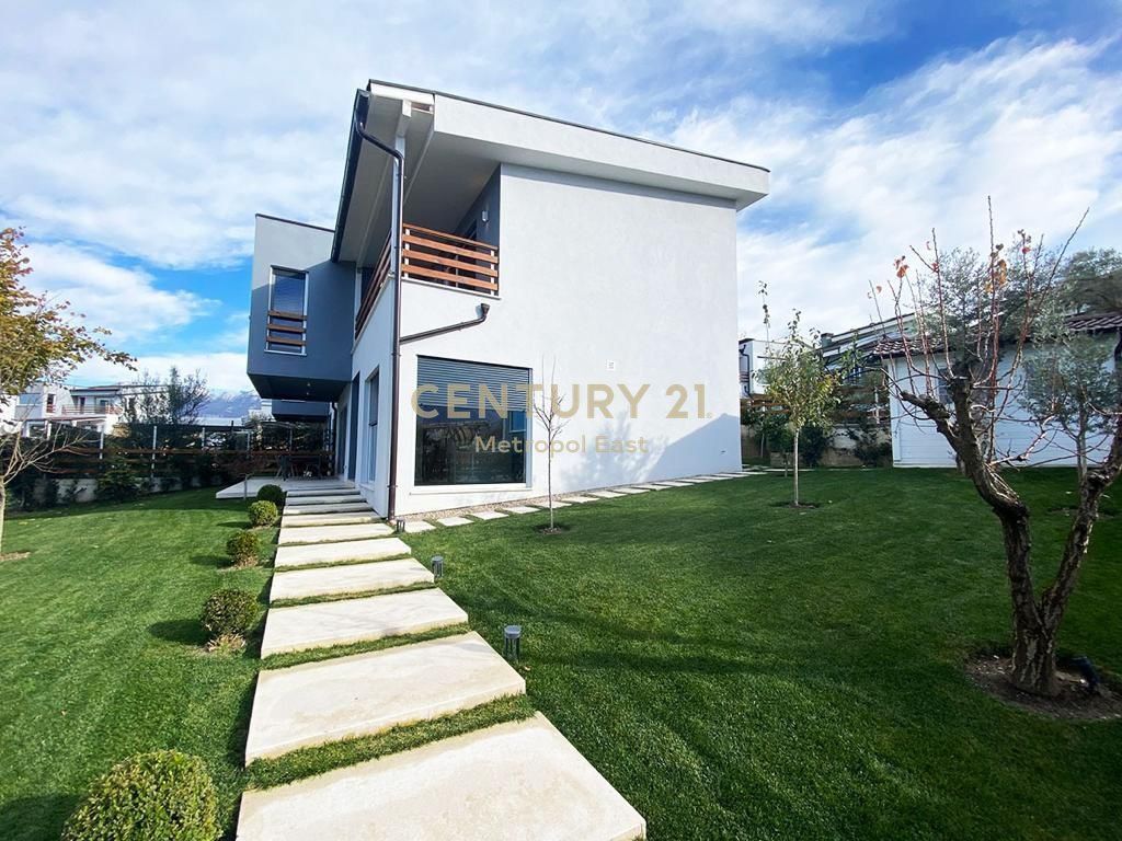 Vilë për Qira tek " Long Hill " Residence 3,000 € /Muaj