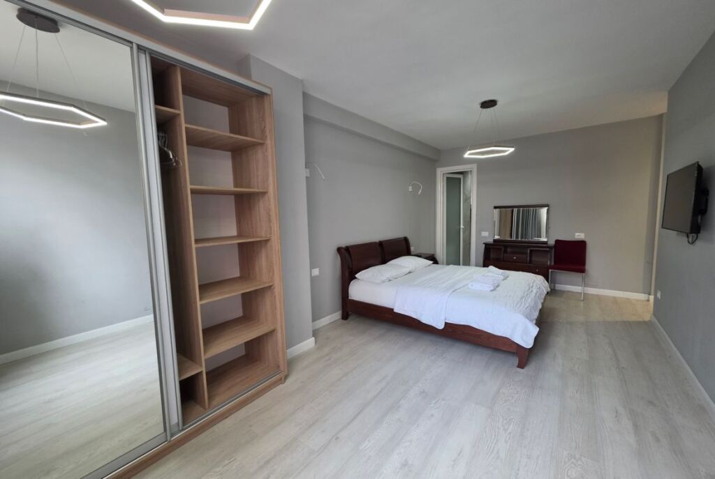 Tek Rruga Barrikadave Shitet Apartament Me Cmim Okazion 2290€/m²!