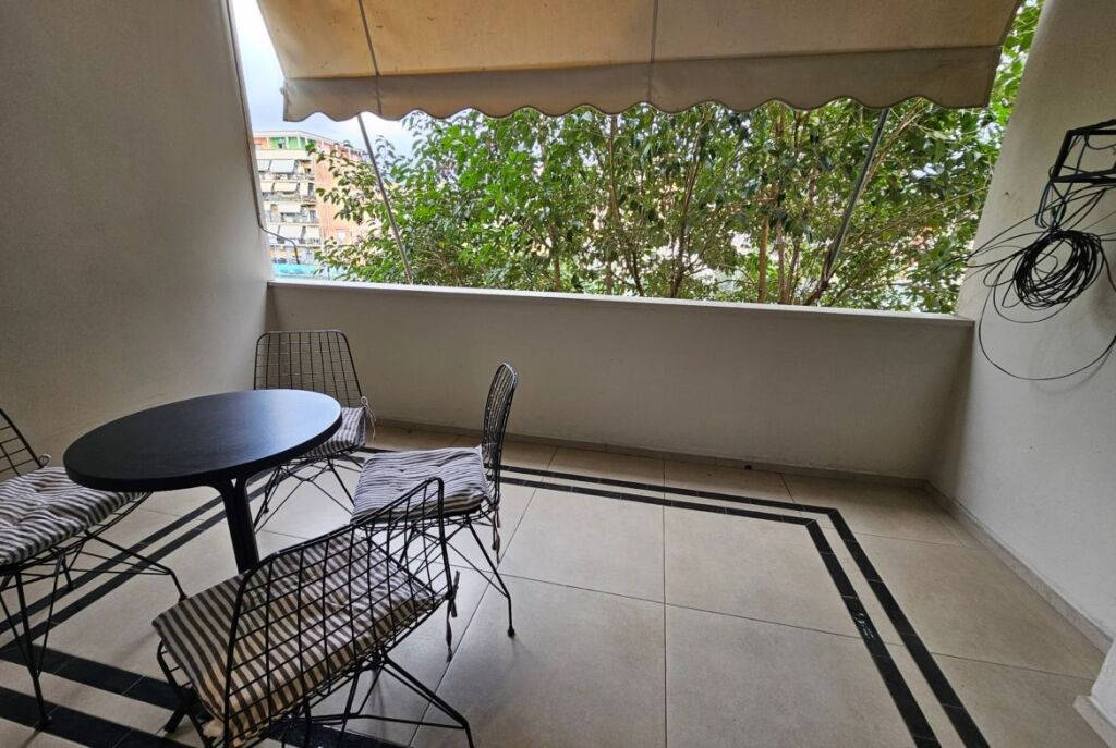 Tek Shallvaret Jepet Me Qira Apartament 2+1 I Mobiluar!