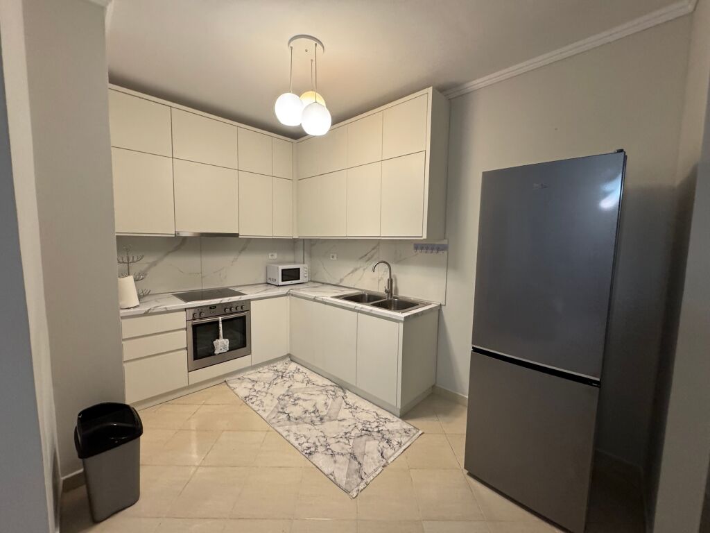 Appartamento 2+1 in affitto 📍 Kodra e Diellit, vicino a Eleonora 🏢 1° piano, edificio nuovo con ascensore 🛋️ Completamente arredato con mobili moderni 💶 Prezzo: 600 € / mese