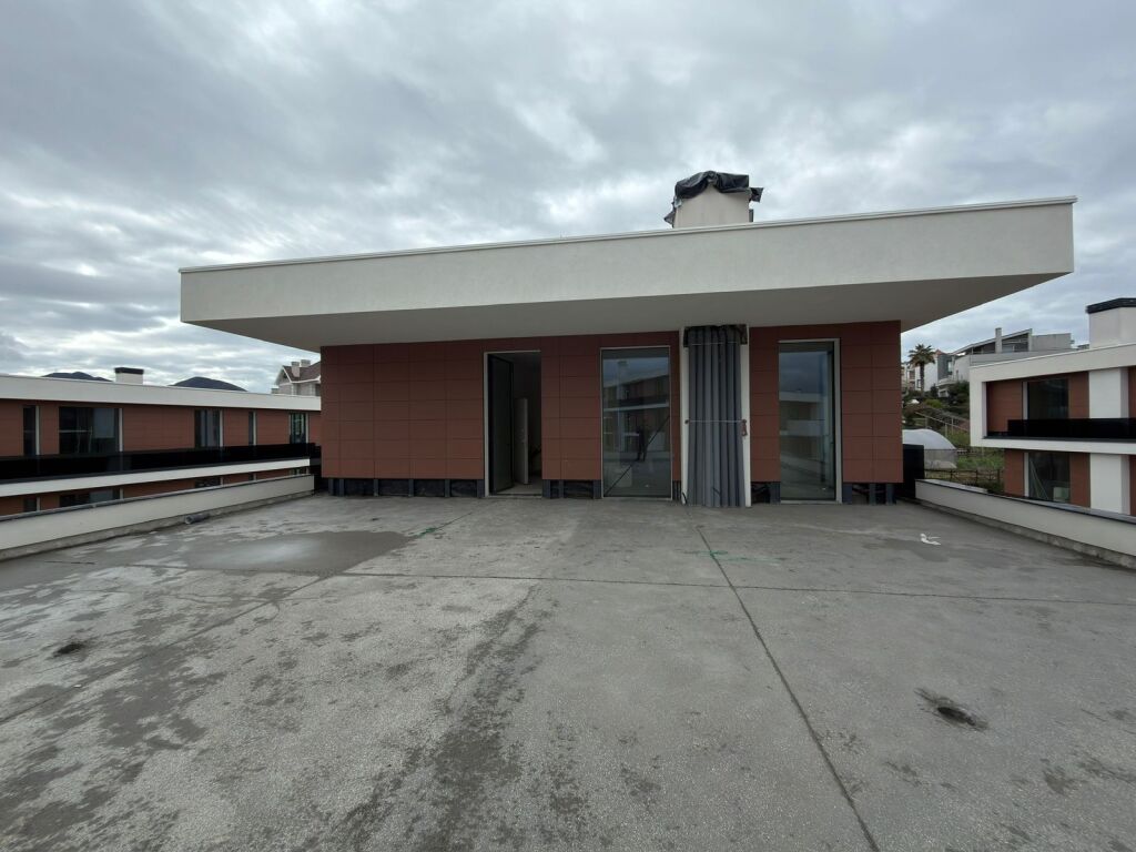 🏡 Penthouse 3+1+2 me Verandë & 3 Poste Parkimi – Tulipan Residence, TEG