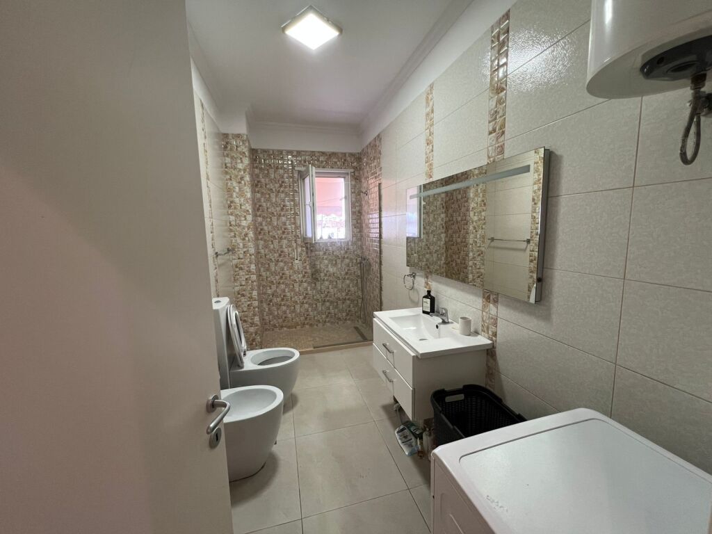 Ofrohet per qera apartament 2+1+ 2 poste parkimi kopshti botanik