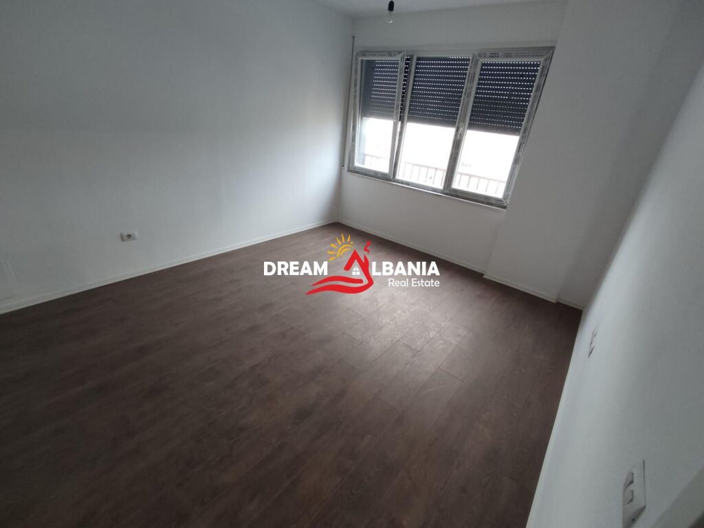 Ufficio con 3 ambienti in affitto al Pazari i Ri, Tirana (ID 42215477)
