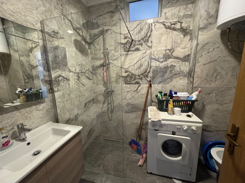 Shitet Apartament 1+1