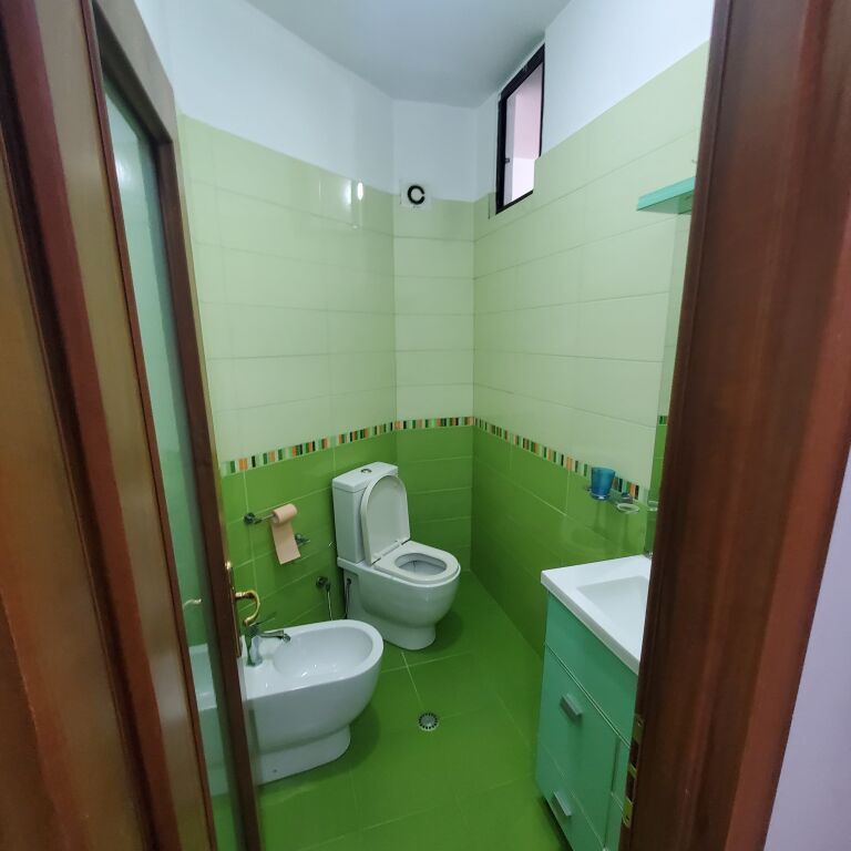 Jepet me qera Apartament 3+1+2 – Qendër, Rruga Him Kolli  Jepet me qera apartament i mobiluar, në një nga zonat më të kërkuara të Tiranës.  📍 Vendndodhja: Rruga Him Kolli, Qendër 🏢 Kati 3, pallat me ashensor 🛏 Tipologjia: 3+1+2 💶 Çmimi: 1000 Euro / muaj