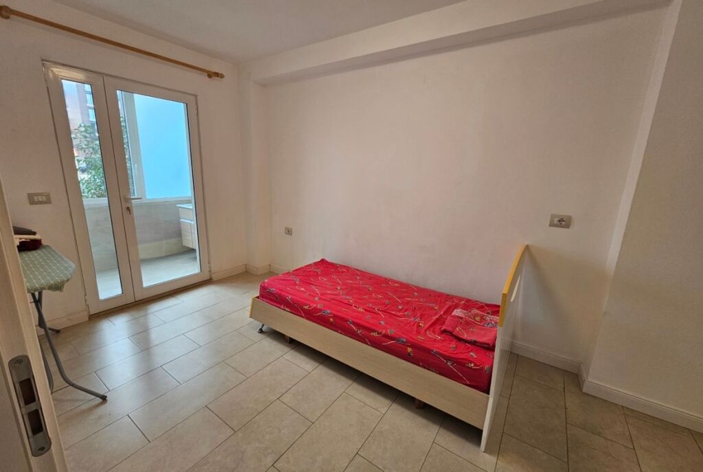Tek Shallvaret Jepet Me Qira Apartament 2+1 I Mobiluar!