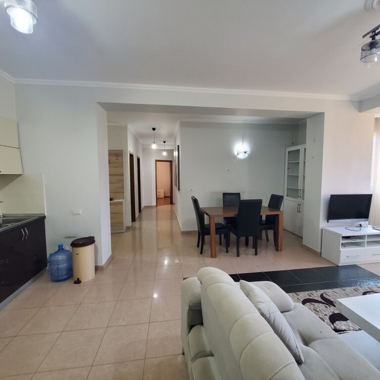Jepet me qera Apartament 3+1+2 – Qendër, Rruga Him Kolli  Jepet me qera apartament i mobiluar, në një nga zonat më të kërkuara të Tiranës.  📍 Vendndodhja: Rruga Him Kolli, Qendër 🏢 Kati 3, pallat me ashensor 🛏 Tipologjia: 3+1+2 💶 Çmimi: 1000 Euro / muaj